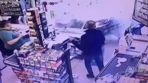 Ordu'da kontrolden çıkan otomobil markete daldı: 3 yaralı