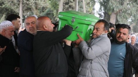 Hatay'da gerçekleşen faciada ölen 6 kişi son yolculuğuna uğurlandı