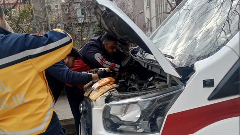 Ambulansın motor bölümüne giren kedi kurtarıldı