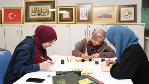 Hüsn-i Hat ile kalemin dilini konuşturuyorlar