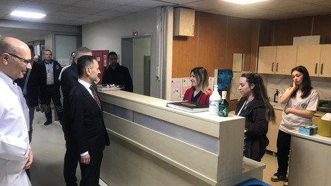 İlhami Aktaş, İzmit SEKA Devlet Hastanesi'ni Tıp Bayramı'nda ziyaret etti