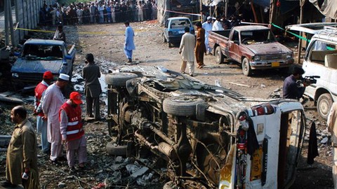 Pakistan'da bombalı saldırı!