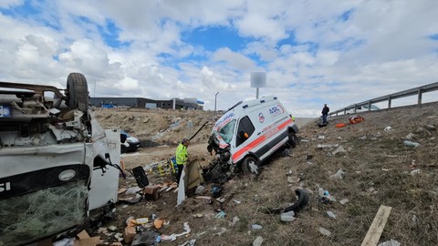 Kayseri'de ambulans ile kamyonet çarpıştı: 6 yaralı