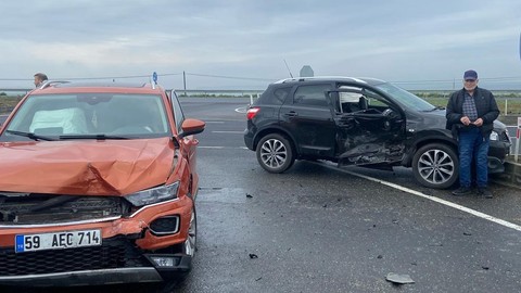 Tekirdağ'da iki otomobil çarpıştı, 4 kişi yaralandı