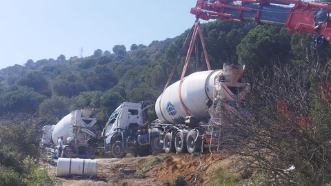 Bursa'da beton mikseri yan yattı, sürücü ağır yaralandı