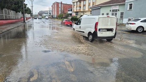 Tekirdağ'ı sağanak yağış vurdu, yollar su altında kaldı!