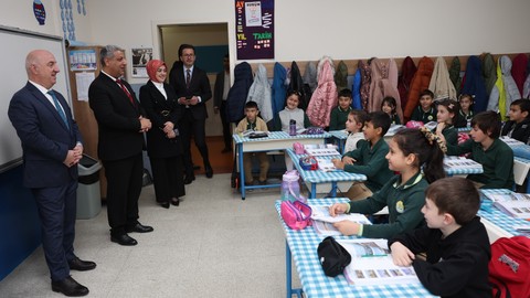 Darıca Belediye Başkanı Muzaffer Bıyık haftanın ilk gününde öğrencilere moral ziyaretinde bulundu