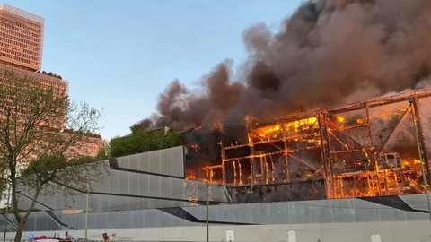 Paris’te korkutan yangın: Yüzlerce itfaiyeci müdahale etti