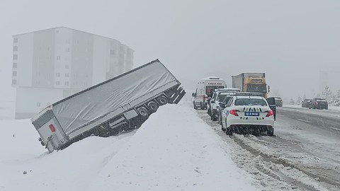 Kayganlaşan yolda tır şarampole yuvarlandı!