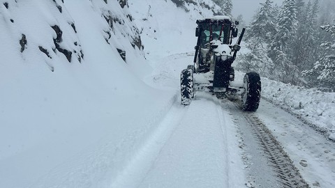 Kastamonu’da nisan ayında yağan kardan onlarca köy yolu ulaşıma kapandı