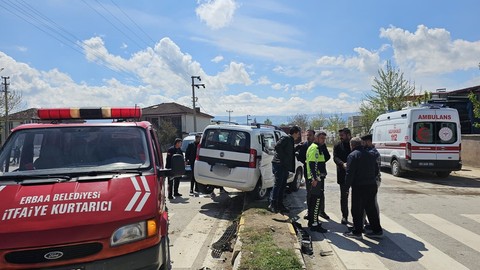 Tokat'ta korkutan kaza: Araçta sıkıştılar