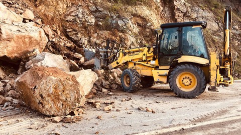 Yalova'da korku dolu anlar: Dev kayalar yola düştü!