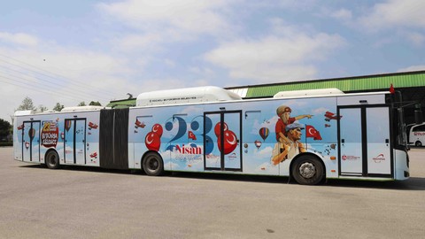 Otobüs ve tramvaylar 23 Nisan’a özel giydirildi