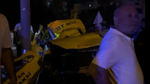 Mersin'de acı kaza: Kontrolden çıkıp elektrik direğine çarptı!