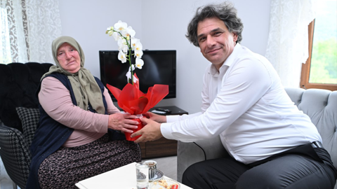 Mustafa Kocaman'dan Anneler Günü'nde anlamlı ziyaret