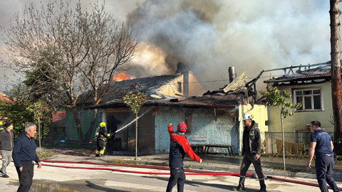 İki ev ve bir depo alev alev yandı!