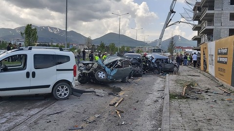 Erzurum'da facia: Kontrolden çıktı, 8 aracı biçti!