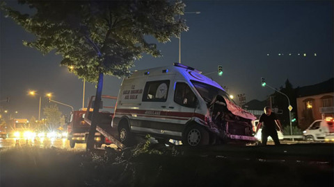 Ambulans ile çarpışan otomobilde can pazarı