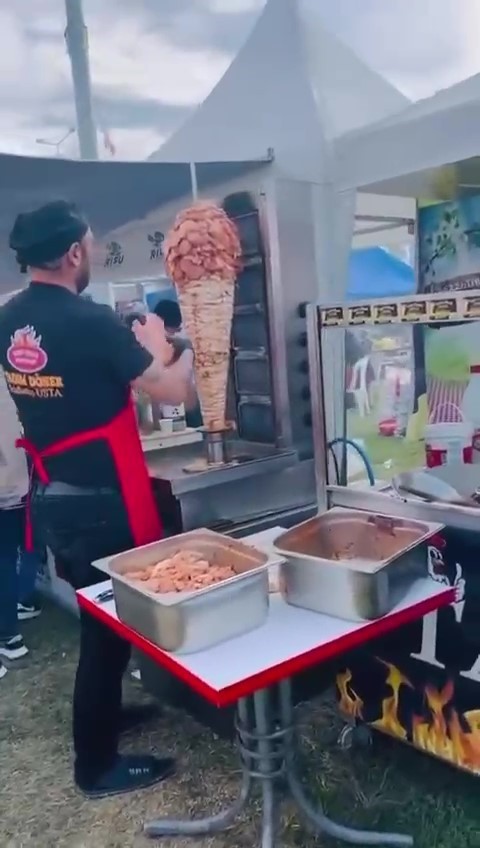 Karnavalda bir dönerci rezaleti daha - Resim : 1