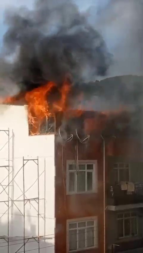 Çatı katında çıkan yangın yürekleri ağza getirdi... Korku ve panikle terk ettiler! - Resim : 4