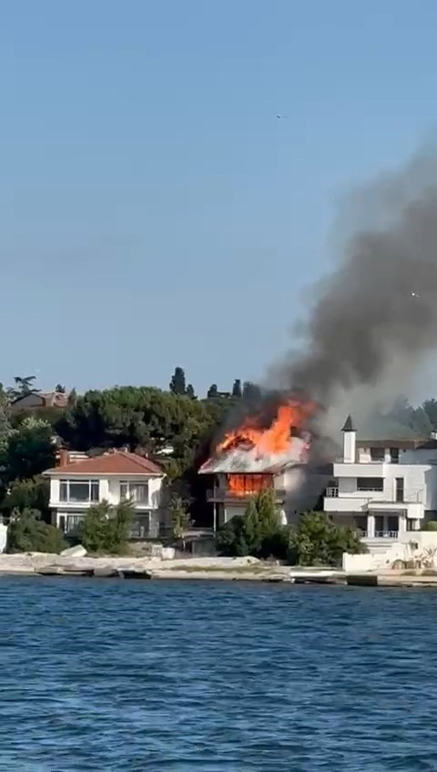 Kocaeli’de 2 katlı yalı cayır cayır yandı - Resim : 1