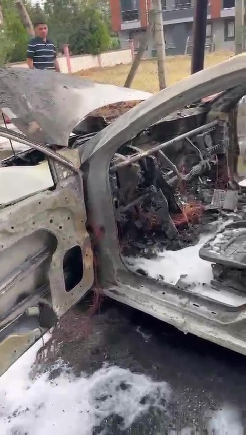 Kocaeli'de seyir halindeki otomobil alev topuna döndü! - Resim : 5