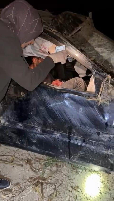 Kontrolden çıkan araç taklalar atarak tarlaya uçtu! - Resim : 3