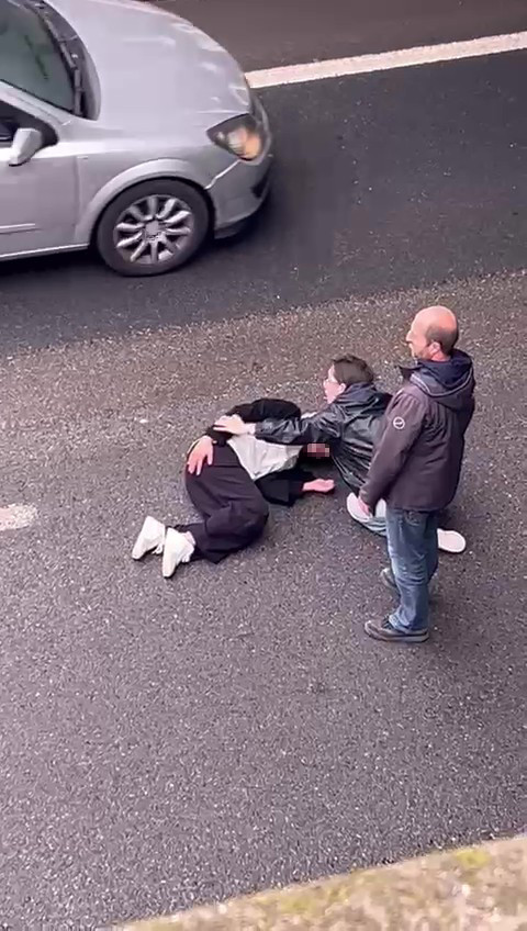 Genç kız köprüden karayoluna atladı! - Resim : 2