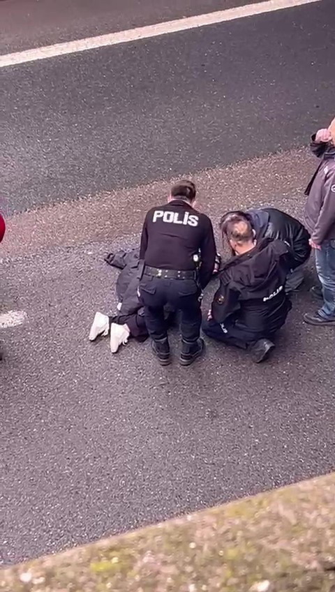 Genç kız köprüden karayoluna atladı! - Resim : 3