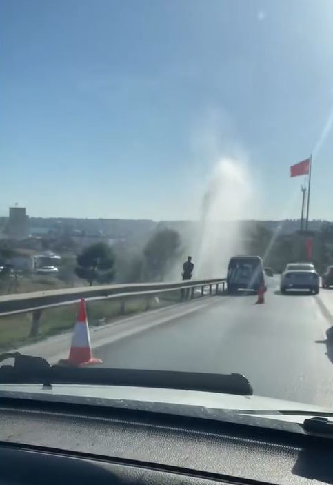 E-5'te su borusu patladı! Trafik aksadı - Resim : 2