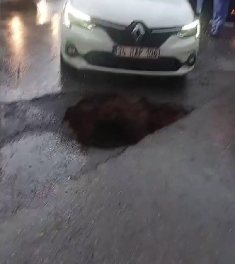 Şiddetli yağmur sonrası yol çöktü - Resim : 2