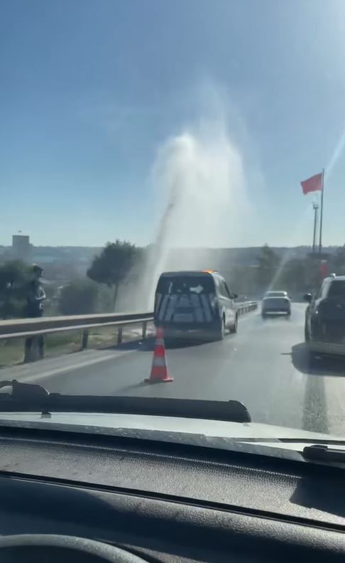 E-5'te su borusu patladı! Trafik aksadı - Resim : 1