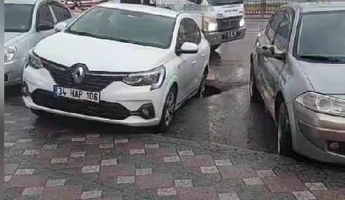 Şiddetli yağmur sonrası yol çöktü - Resim : 1