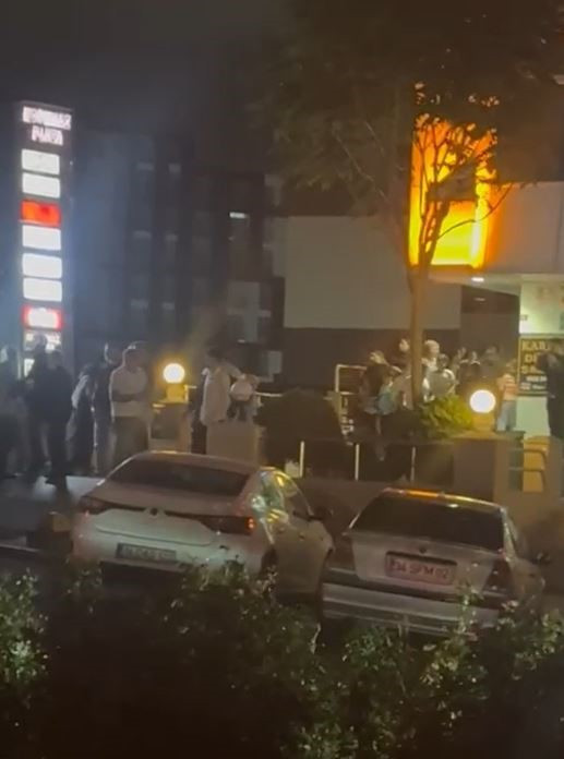 Ortalık savaş alanına döndü! Alkollü grubun kavgası kamerada - Resim : 2