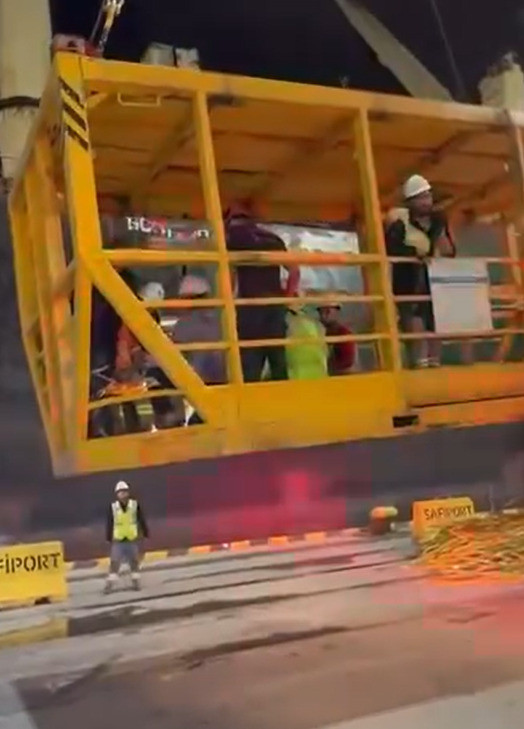 Limanda çalışan işçi geminin ambarına düştü! - Resim : 2
