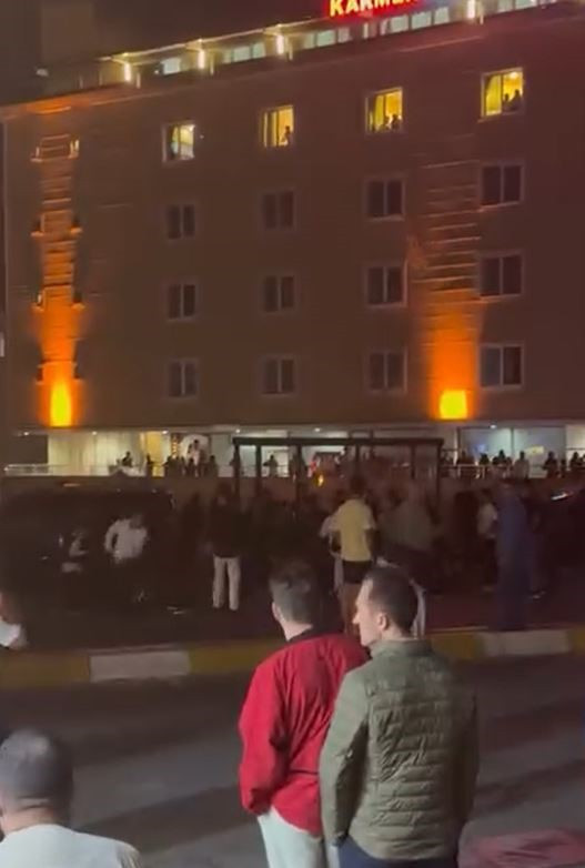 Ortalık savaş alanına döndü! Alkollü grubun kavgası kamerada - Resim : 1