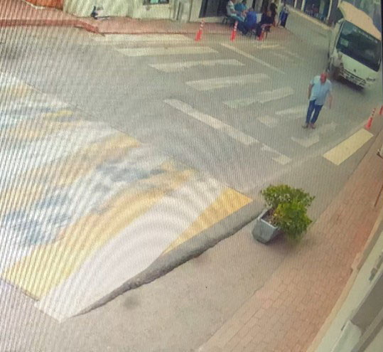 Saniye saniye kameraya yansıdı... Yaşlı adam minibüsün altında kaldı! - Resim : 1