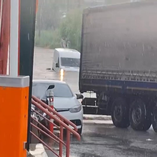 Kocaeli'yi sağanak vurdu: Araçlar mahsur kaldı - Resim : 1
