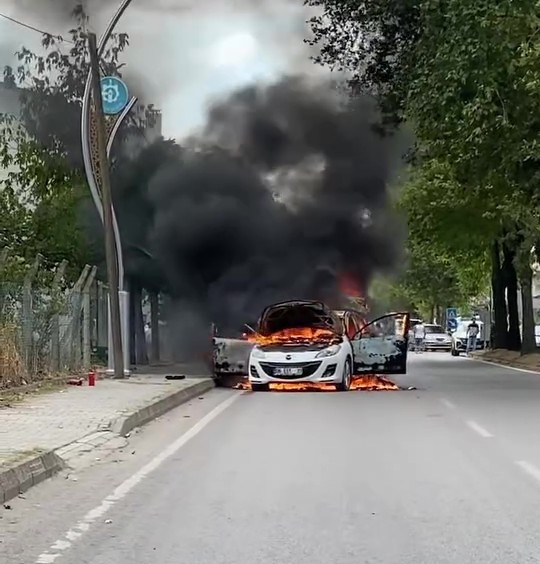 Kocaeli'de seyir halindeki otomobil alev topuna döndü! - Resim : 2