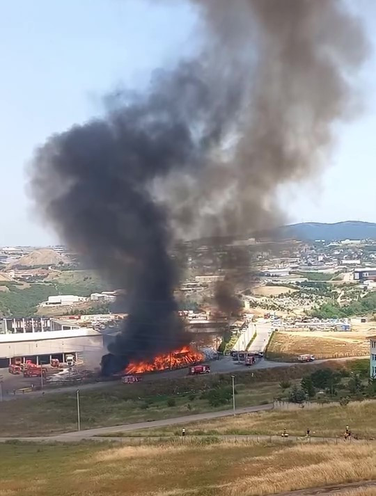 Gebze’de yangın kara bulutlar oluşturdu! Korkutan yangın - Resim : 1