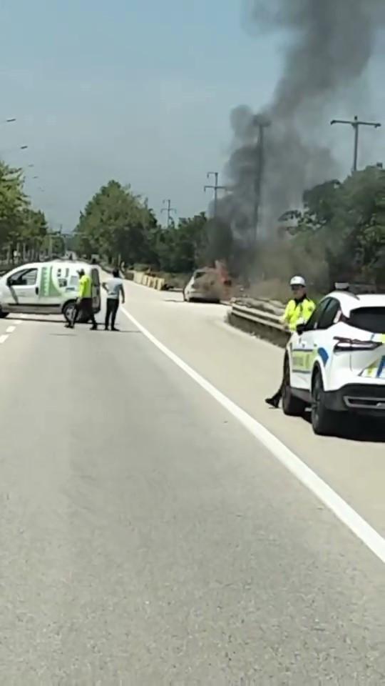 Seyir halindeki otomobil alev alev yandı! - Resim : 3
