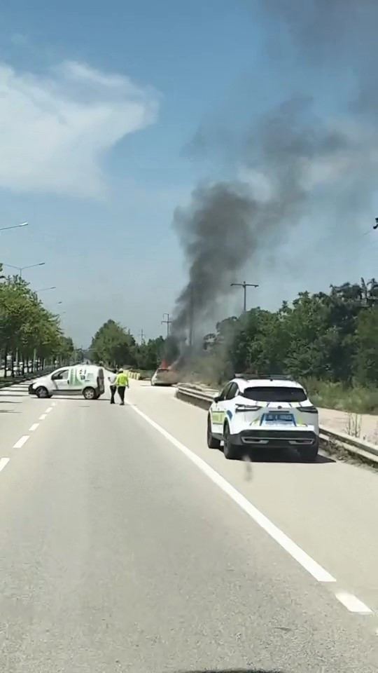 Seyir halindeki otomobil alev alev yandı! - Resim : 2