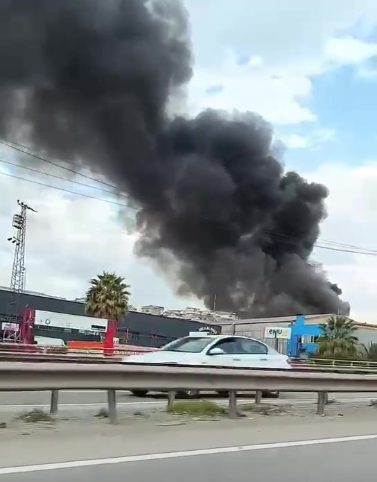 Hurdalık alanda yangın çıktı… Gökyüzü siyaha büründü - Resim : 2