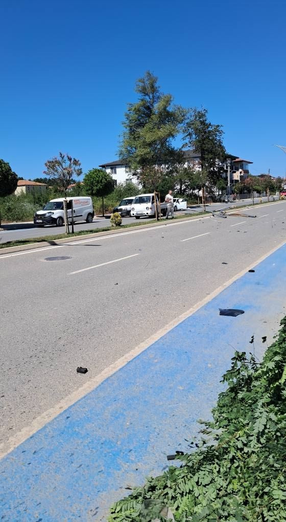 Korkutan kaza! Önce ağaca sonra direğe... - Resim : 3