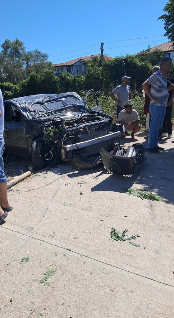 Korkutan kaza! Önce ağaca sonra direğe... - Resim : 2