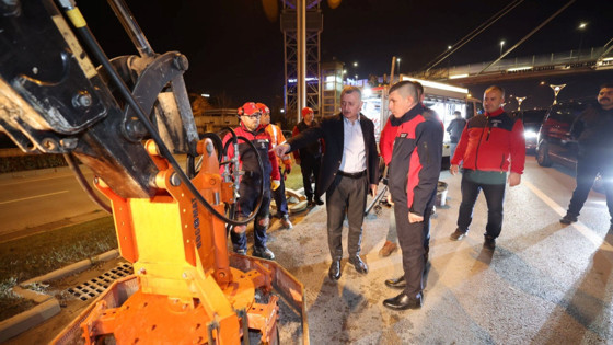 Kocaeli Büyükşehir Belediyesi'nde yeni yıl gecesi yol bakım hizmeti devam etti