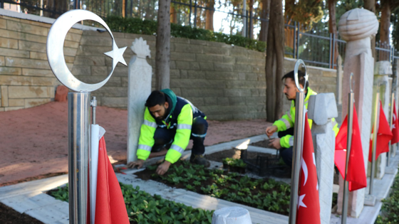 Kocaeli Büyükşehir Belediyesi şehit mezarlarını çiçeklerle donattı