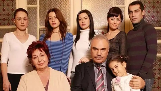Yaprak Dökümü oyuncularının çocukluk halleri sosyal medyada rekor kırdı