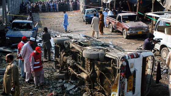 Pakistan'da bombalı saldırı!
