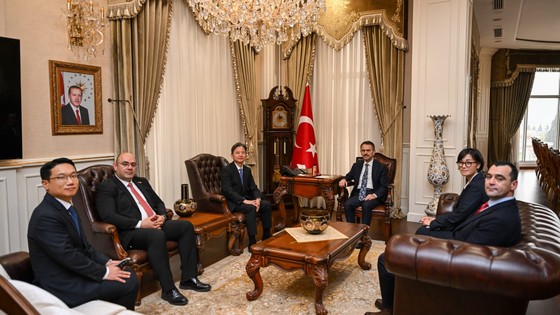 Hyundai Motor Türkiye CEO’su YongJin Alex Kim, Vali İlhami Aktaş'ı ziyaret etti
